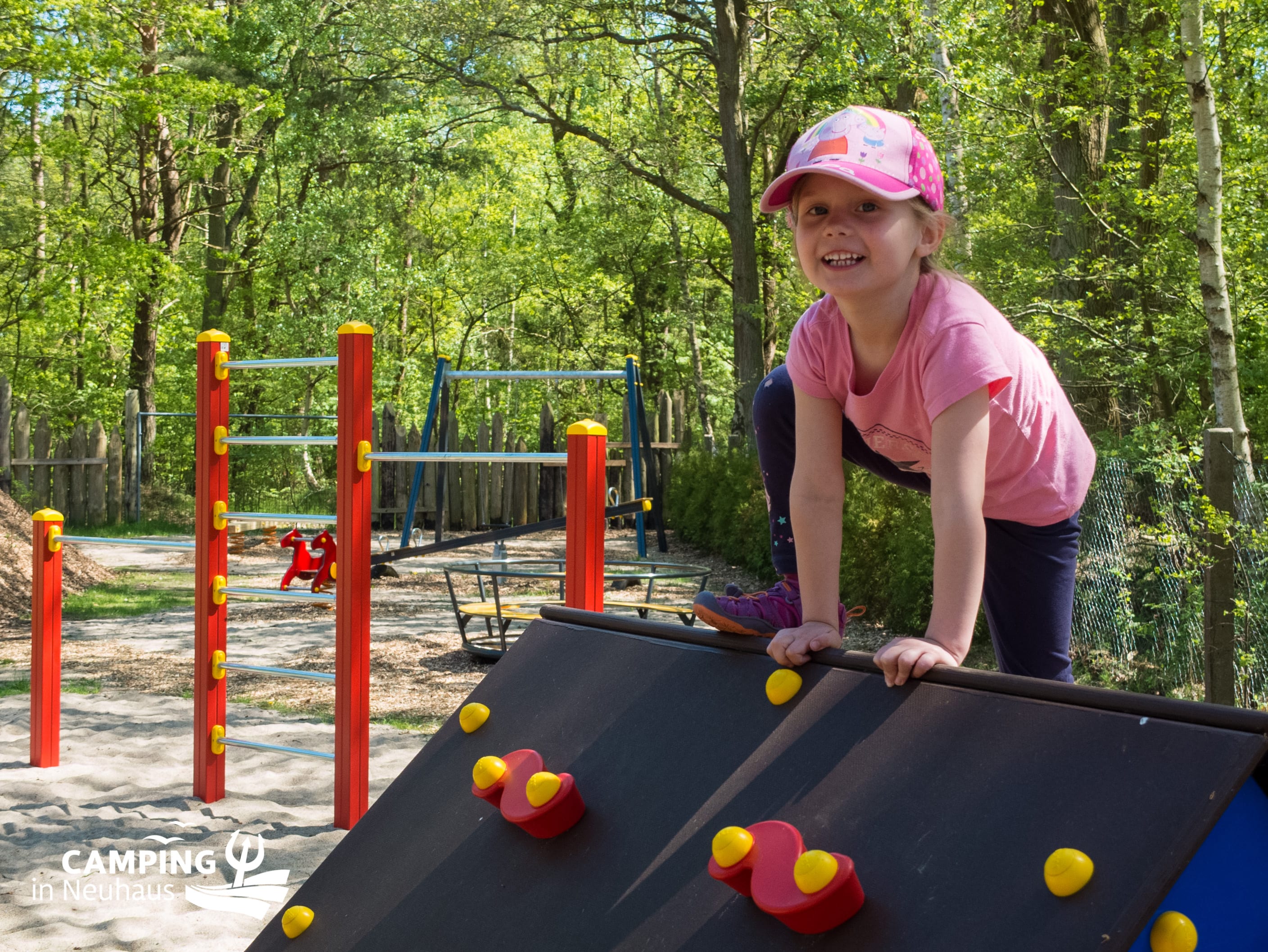 Kind auf dem Spielplatz von Camping in Neuhaus