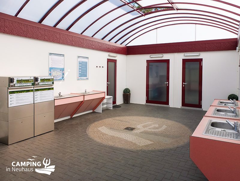 Lichthof im Sanitärgebäude von Camping in Neuhaus