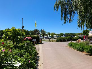 Einfahrtsbereich und Vorplatz von Camping in Neuhaus